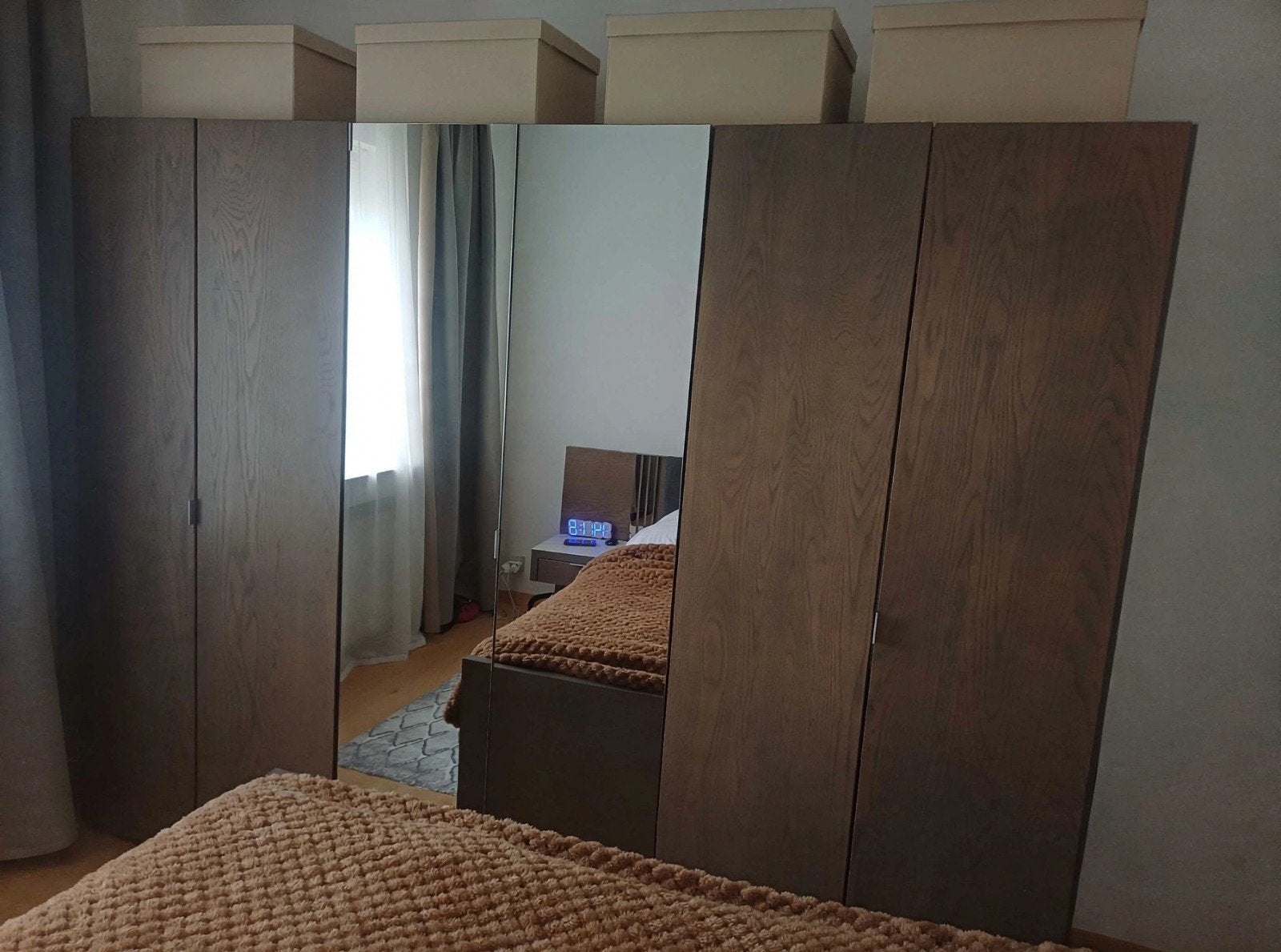 Slaapkamer meubels  bed en ruime kleerkast., Ophalen, Gebruikt, Bruin
