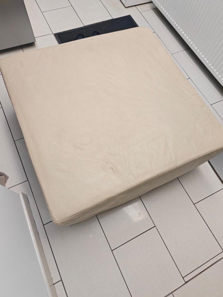 Pouf/table en cuir véritable, beige clair 95*95 cm, bon état, Maison & Meubles, Fauteuils, Enlèvement, Comme neuf, Cuir, 75 à 100 cm