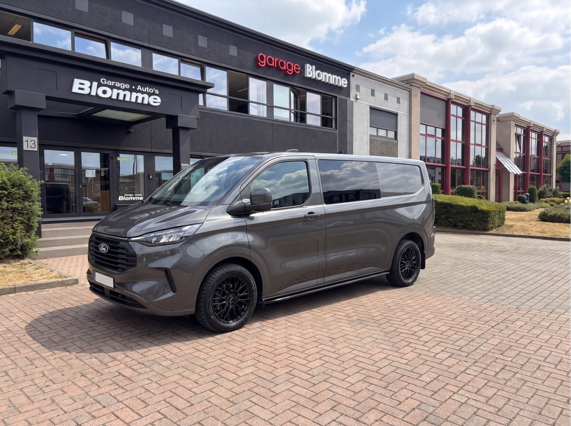 Ford Transit Custom 320 2.0 TDCI L2H1 Limited DC NIEUW ! 6-z, Stof, Gebruikt, Zwart, 4 cilinders