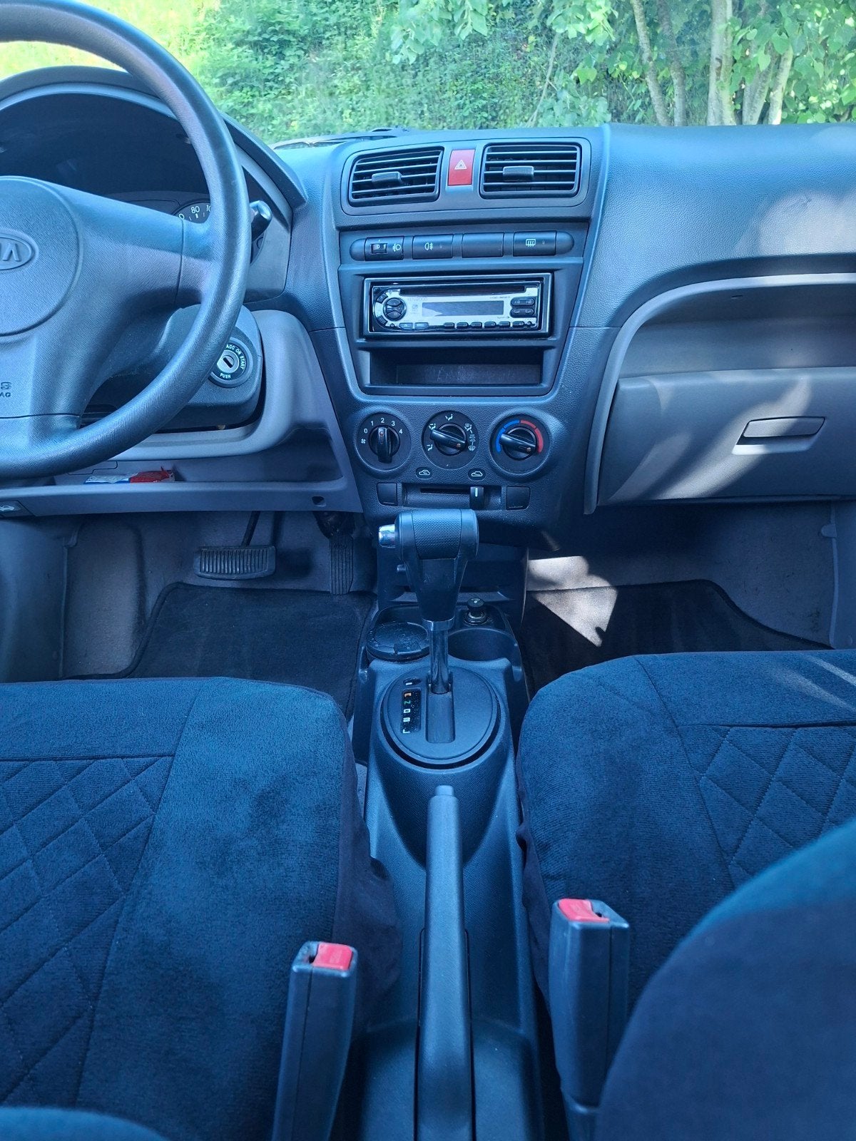Kia Picanto, essence 1 cc, petite voiture automatique, écono, Argent ou Gris, Achat, 5 portes, 5 places
