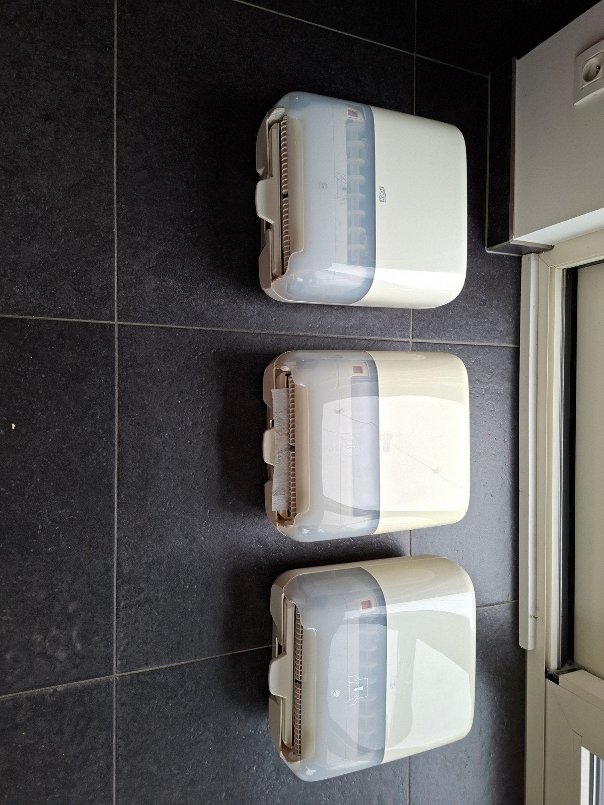 Tork dispenser, Ophalen