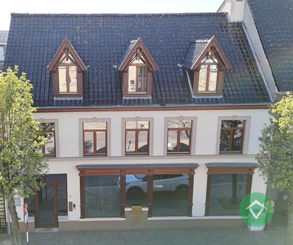 Deze instapklare handelswoning is gelegen in het centrum koe, Immo, Tot 200 m², 3 kamers, Tussenwoning, Provincie West-Vlaanderen