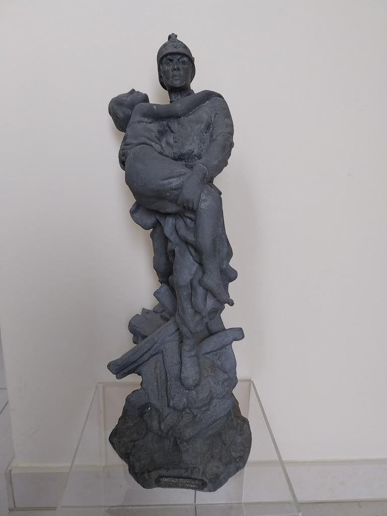 Pompier sauvant une famme, Antiquités & Art, Art | Sculptures & Bois, Enlèvement ou Envoi