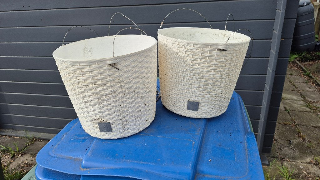 2 ronde witte hangpotten, met gevlochten motief, Tuin en Terras, 25 tot 40 cm, Kunststof, Gebruikt, Rond