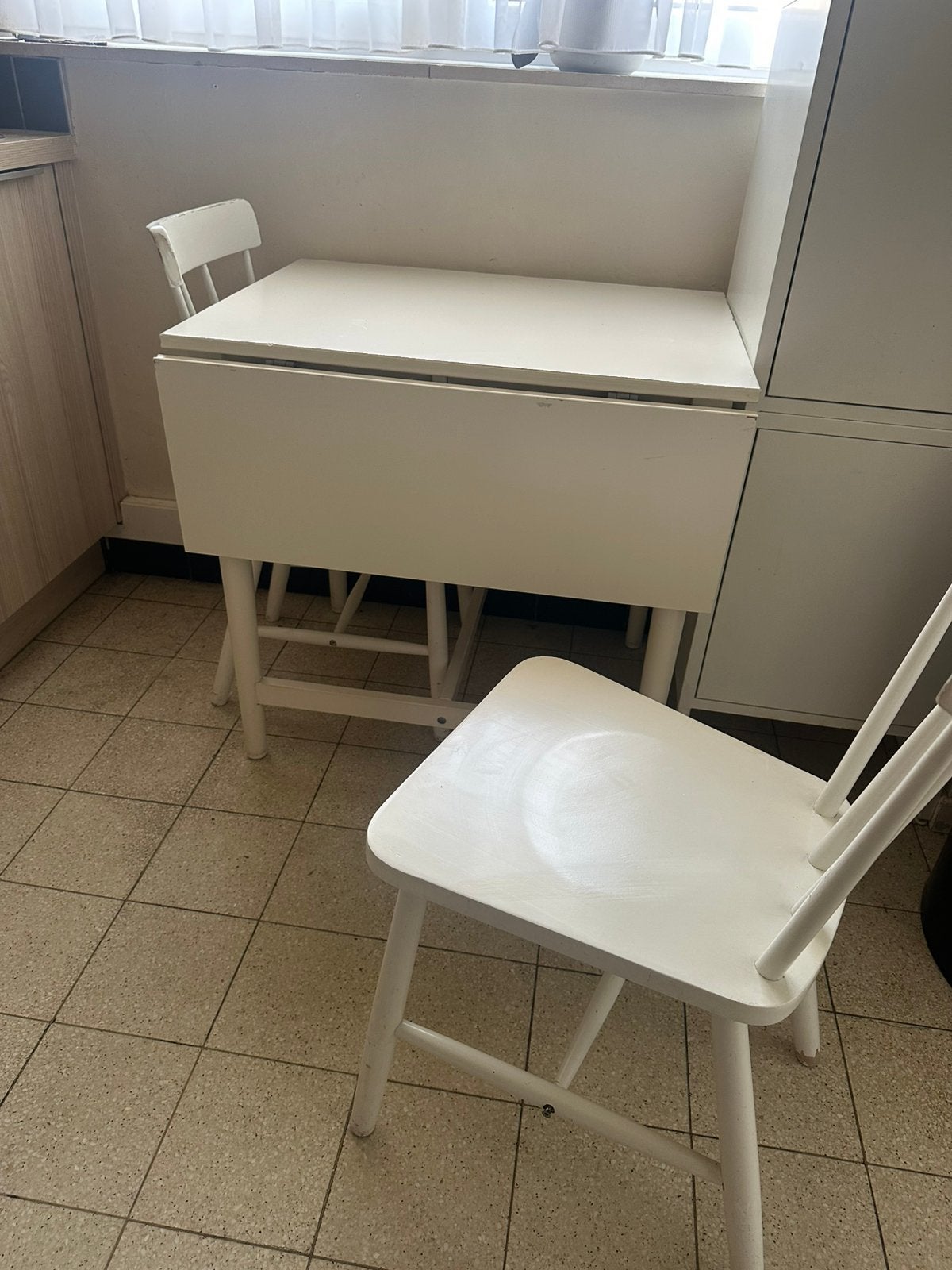 Uitschuifbare witte houten tafel met stoelen, Ophalen of Verzenden, Zo goed als nieuw