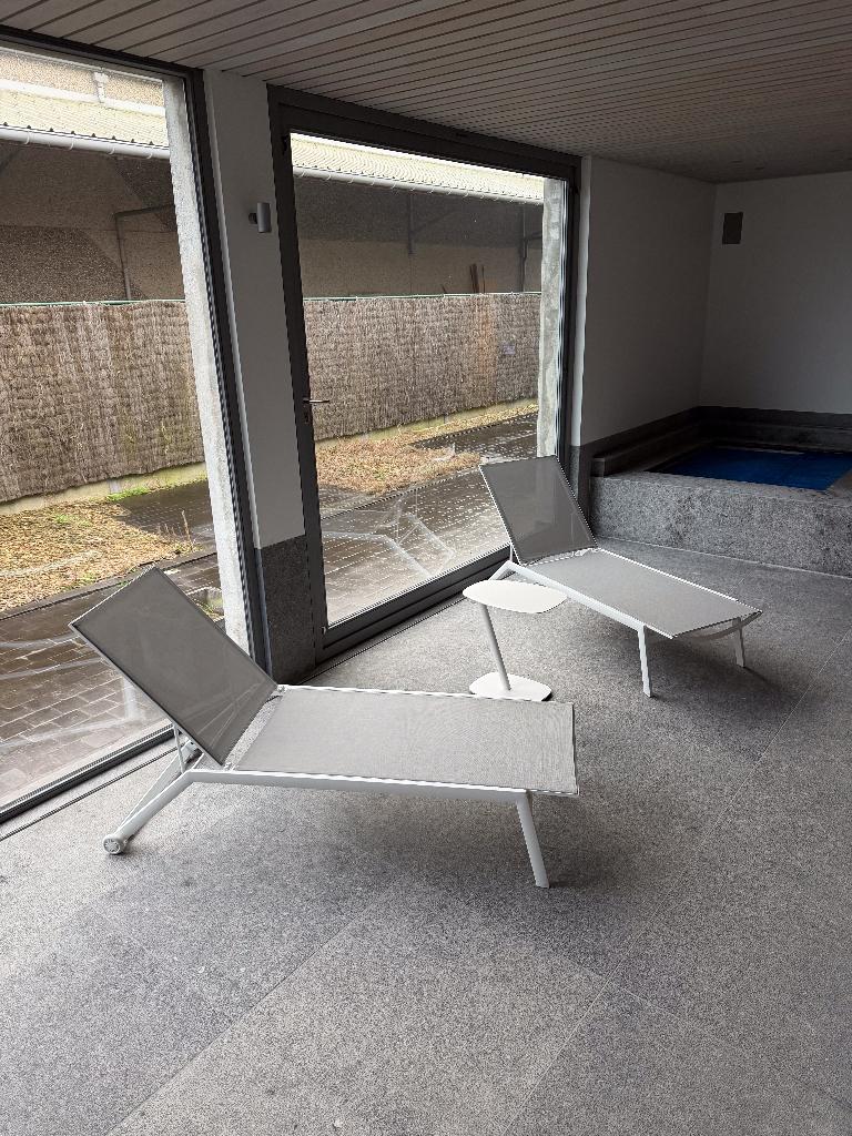 2 ligstoelen + tafeltje, Huis en Inrichting, Zetels | Zetels, Ophalen, Modern, Metaal, Nieuw