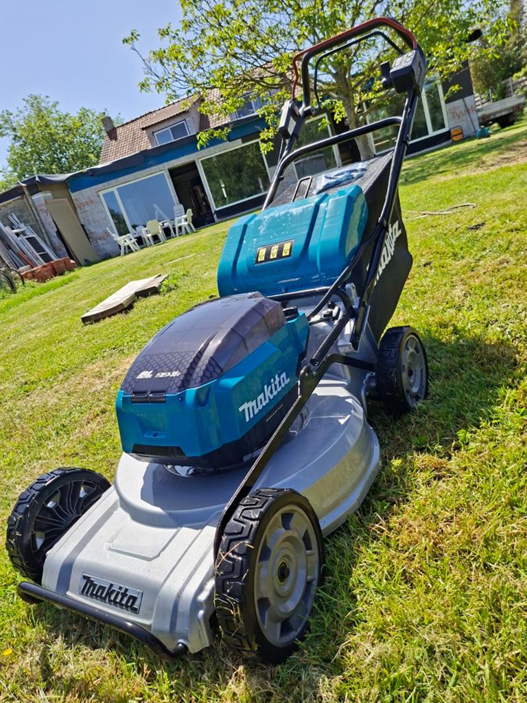 Zelftrekker grasmaaier Makita 36v als nieuw, Tuin en Terras, Grasmaaiers, Ophalen