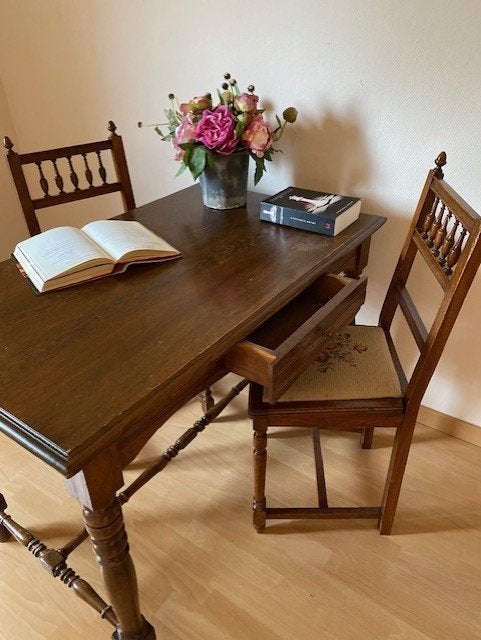 Table/bureau antique + 2 chaises avec tapisserie, Antiquités & Art, Enlèvement