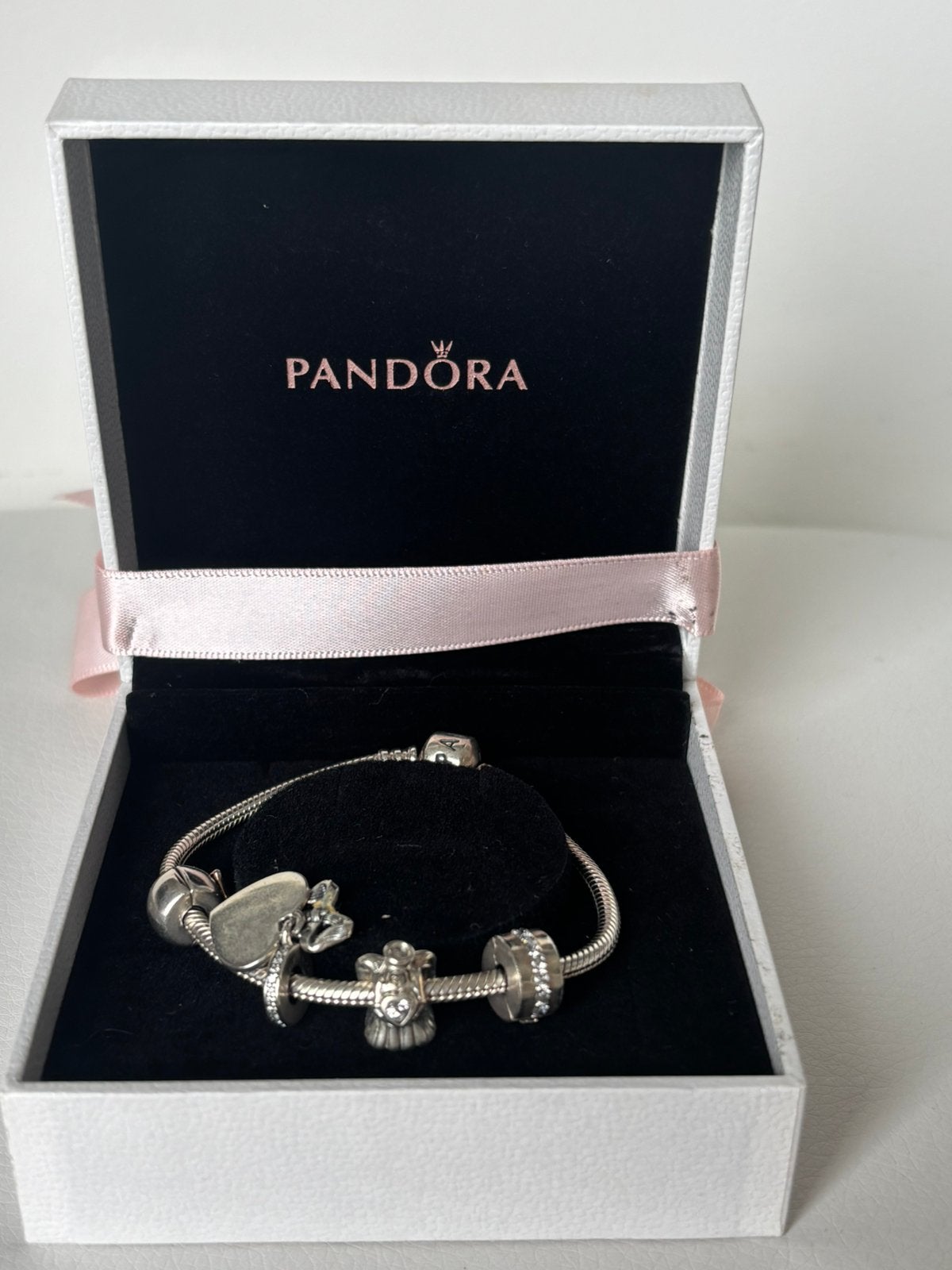 Bracelet à 4 breloques Pandora, Bijoux, Sacs & Beauté, Enlèvement ou Envoi, Comme neuf