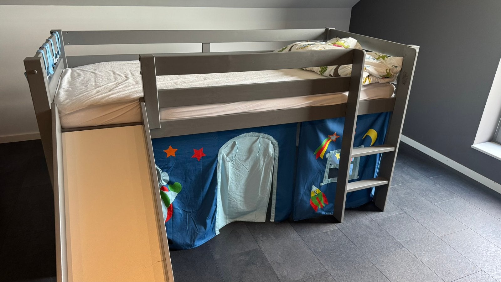 Lit mezzanine gris toboggan avec somier +matelas+ rideaux, Enlèvement, Comme neuf, Lit mezzanine