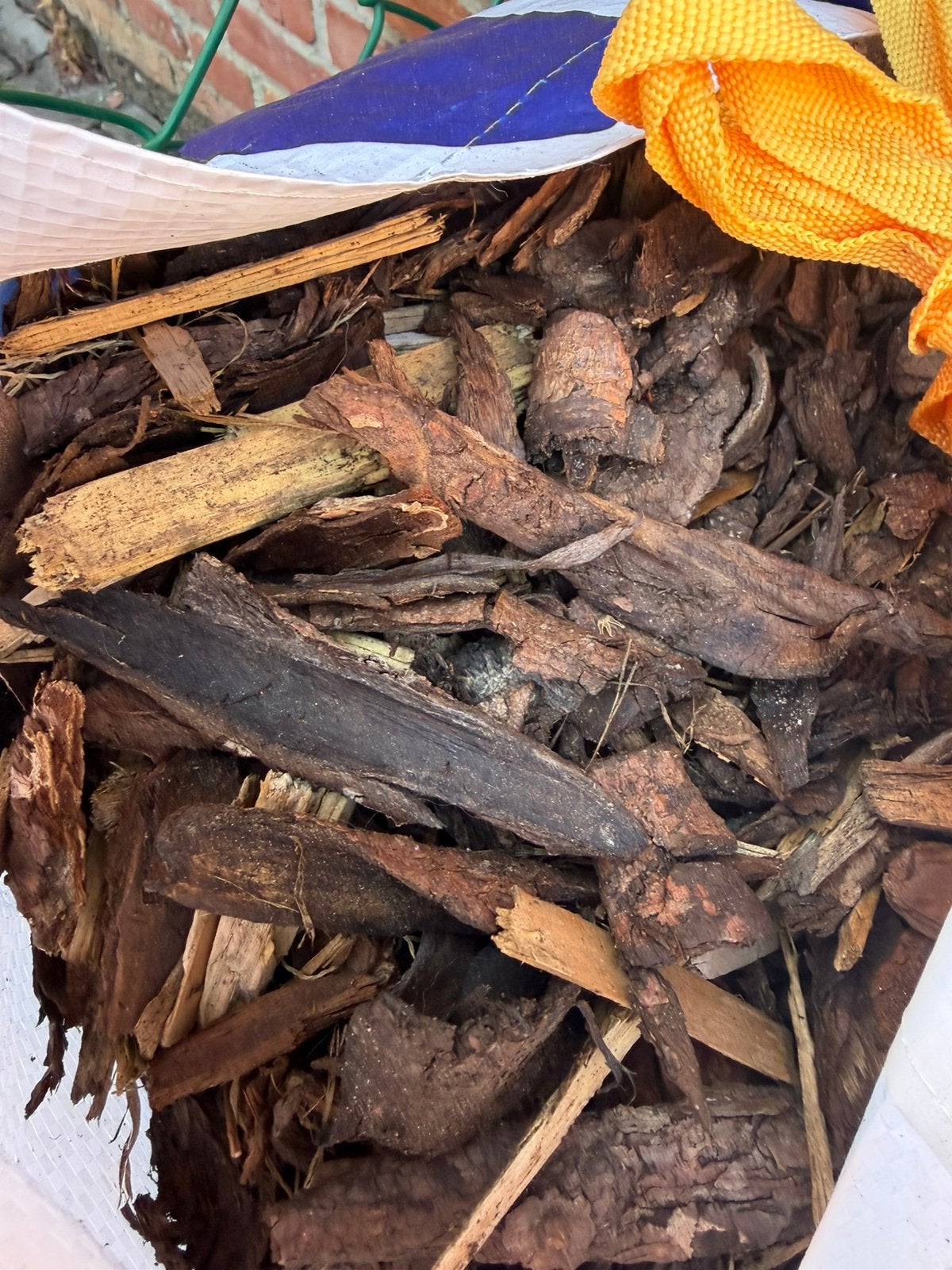 Gratis af te halen: 7 zakken decoratieve boomschors (mulch), Tuin en Terras, Brandhout, Ophalen