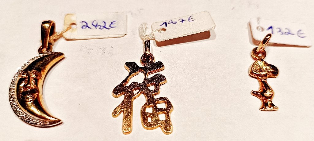 Pendentifs lune / chinois bonheur / Snoopi, NEUFS, or 18K, Neuf, Enlèvement ou Envoi, Or, Autres représentations