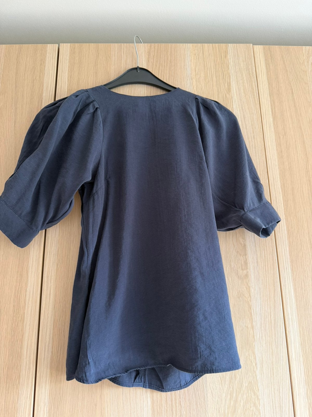 Blouse - Astrid Black Label, Kleding | Dames, Topjes, Blauw, Ophalen of Verzenden, Zo goed als nieuw, Korte mouw