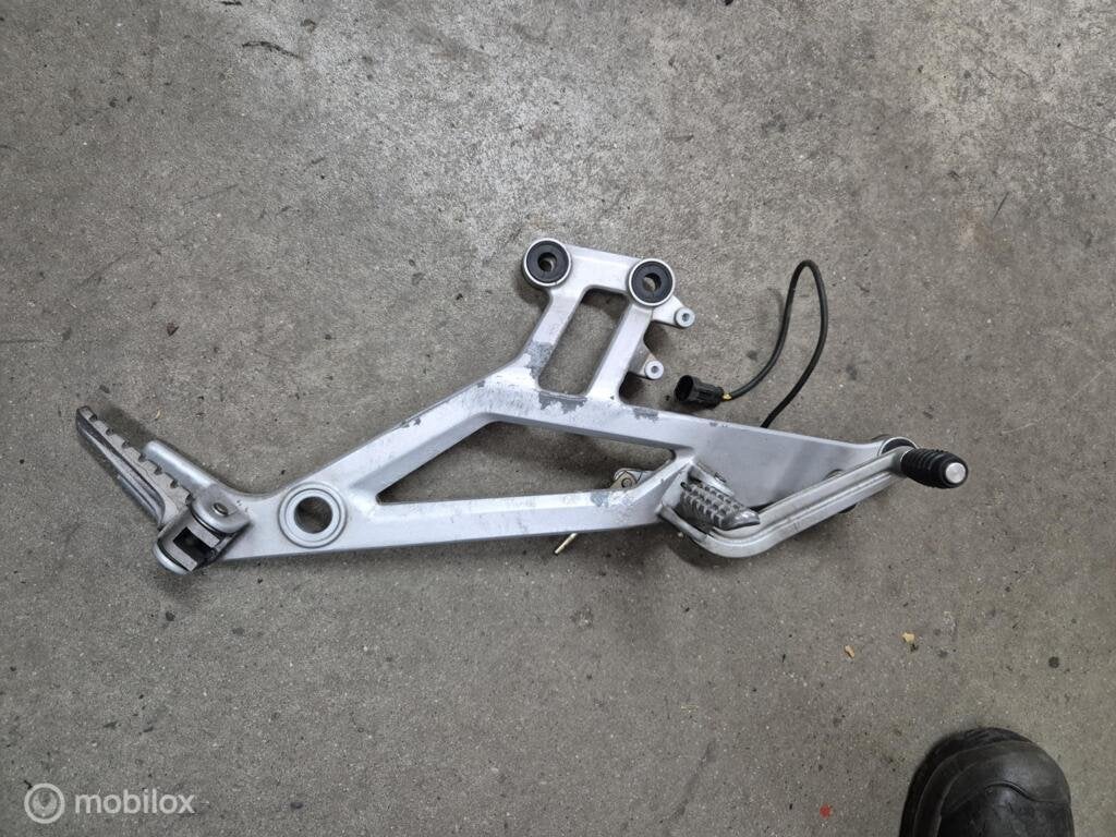 Voetsteun step rempedaal bracket monster rechts 600 620 900, Enlèvement ou Envoi, Factorystore.service@ducati.com, Via Antonio Cavalieri Ducati, 74/5, 74/6, 40132 Bologna BO