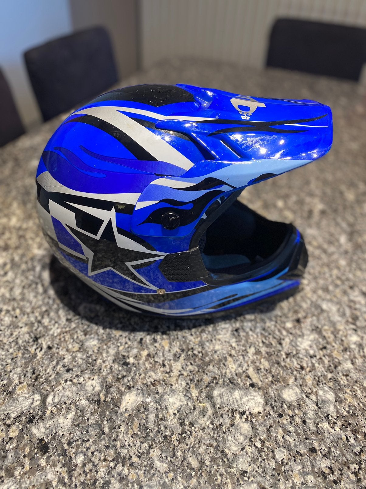 Cross helm, Enlèvement, S