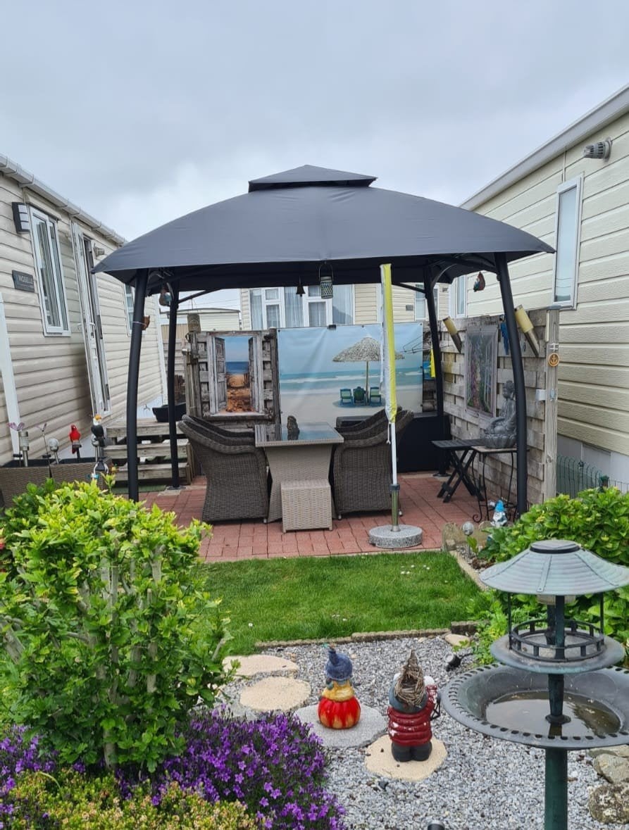 mobil-home sur un très grand terrain