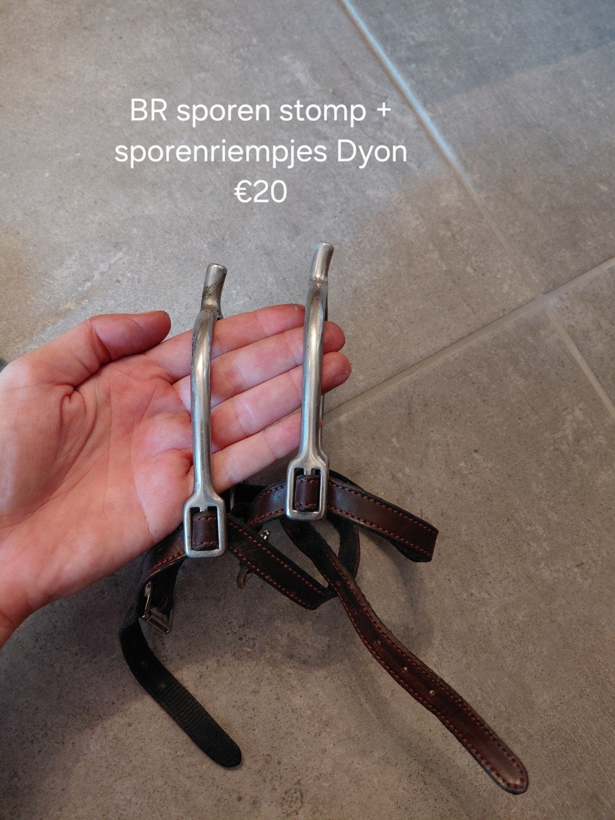 sporen stomp met dyon sporenriempje, Enlèvement