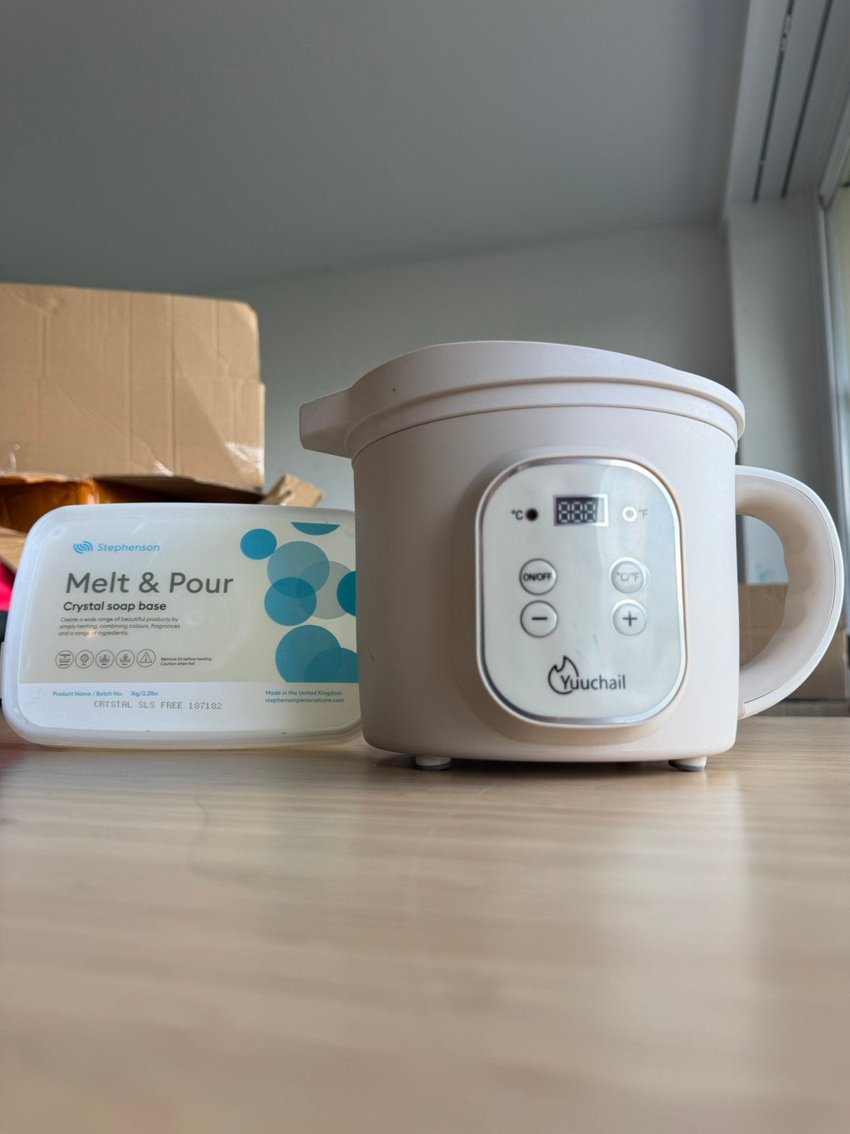 Yuuchail elektrische smeltpan + 1 kg zeepbasis – set, Ophalen of Verzenden, Zo goed als nieuw