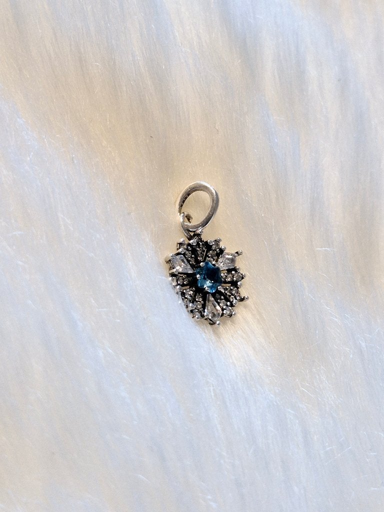 Pendentif en argent 925 avec pierres précieuses bleues, Autres marques, Enlèvement ou Envoi, 1 bracelet à breloques, Comme neuf