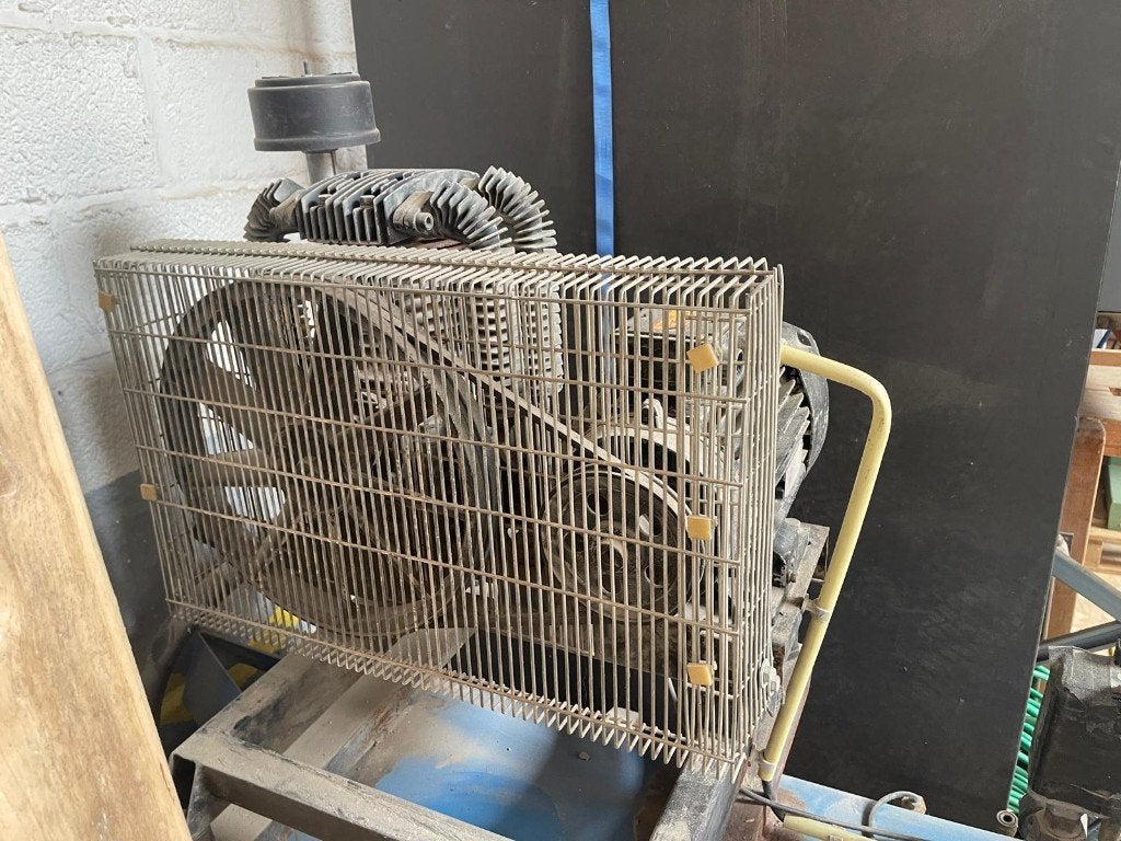 Compresseur triphasé, Enlèvement, Utilisé, 100 litres ou plus, 200 à 400 litres/min