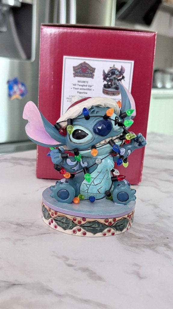 STITCH EMMÊLÉ DANS LA GUIRLANDE DE NOËL - DISNEY TRADITIONS, Collections, Enlèvement ou Envoi, Autres personnages, Comme neuf