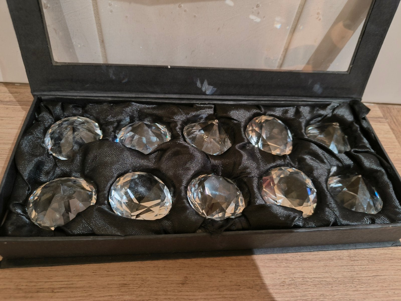 Doosje met glazen diamanten om tafel te decoreren, Ophalen