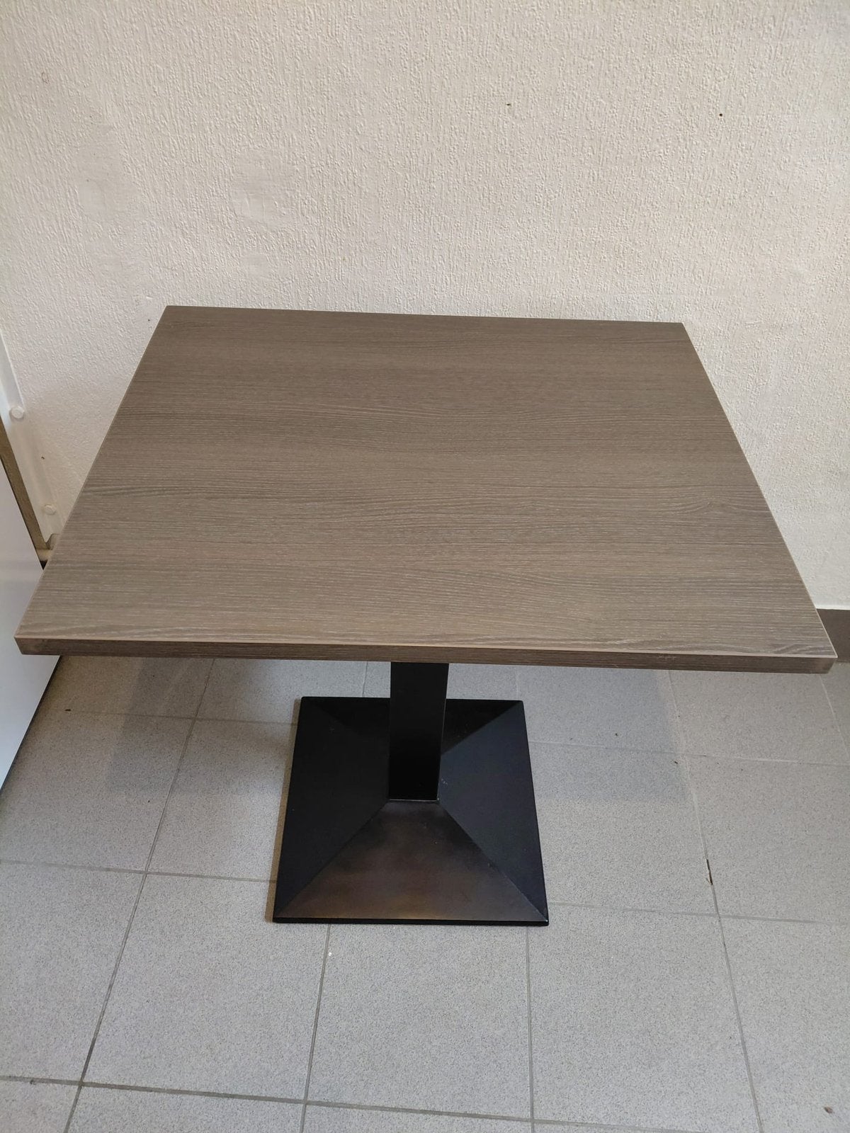 Tafel op metalen voet, Ophalen