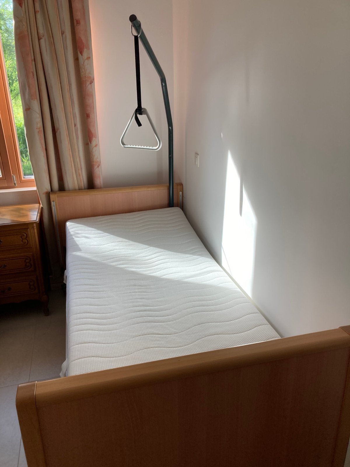 Ziekenhuisbed Vermeire met zeer perfecte matras, Ophalen, Zo goed als nieuw