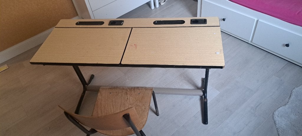 2 identieke schoolbankjes met stoel, Ophalen, Gebruikt, Hout