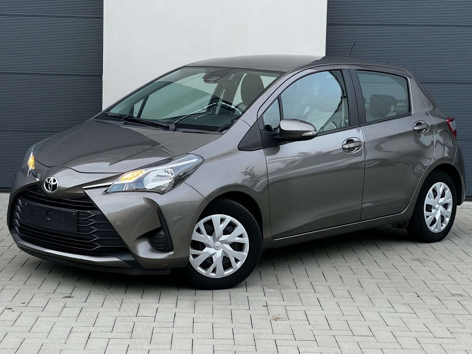 Toyota yaris / benzine / automaat / 2019 / 1 jaar garantie, Auto's, Toyota, Stof, 4 cilinders, Bruin, Yaris