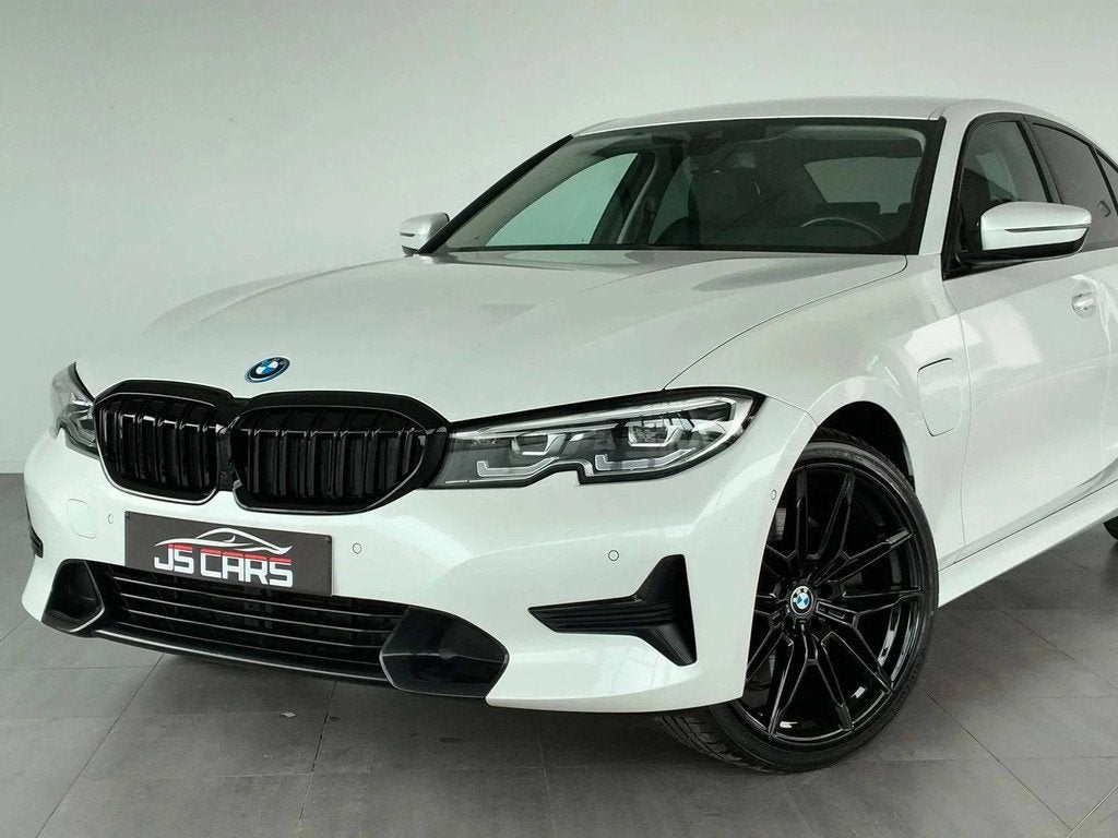 BMW 3 Serie 330 e xDrive PHEV LOOK M-1ERPRO-COCKPIT-CARPLAY-, Auto's, BMW, Automaat, 4 cilinders, Skiluik, Wit