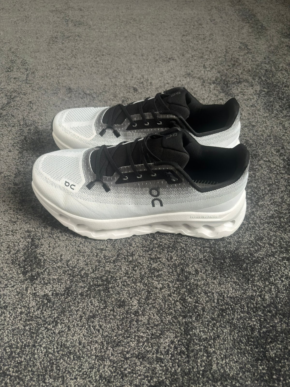 Chaussures noires et blanches On cloud, Neuf, Autres marques, Enlèvement ou Envoi, Chaussures de course à pied