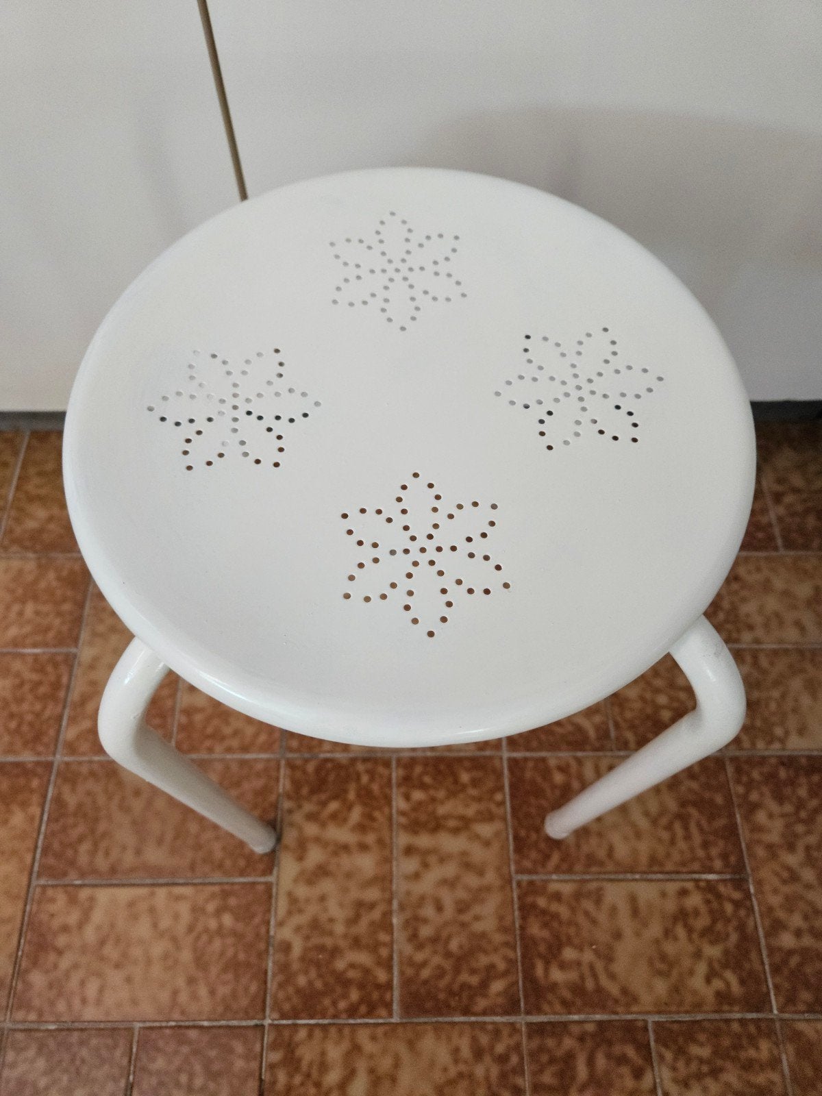 Tabouret blanc vintage en métal, Maison & Meubles, Enlèvement, Comme neuf, Matériaux autres