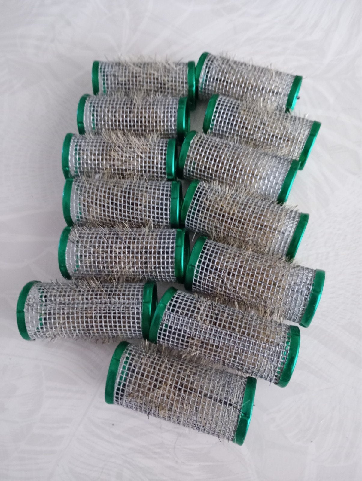 Lot de 13 bigoudis rigides vintage en métal grillagé vert, Enlèvement ou Envoi