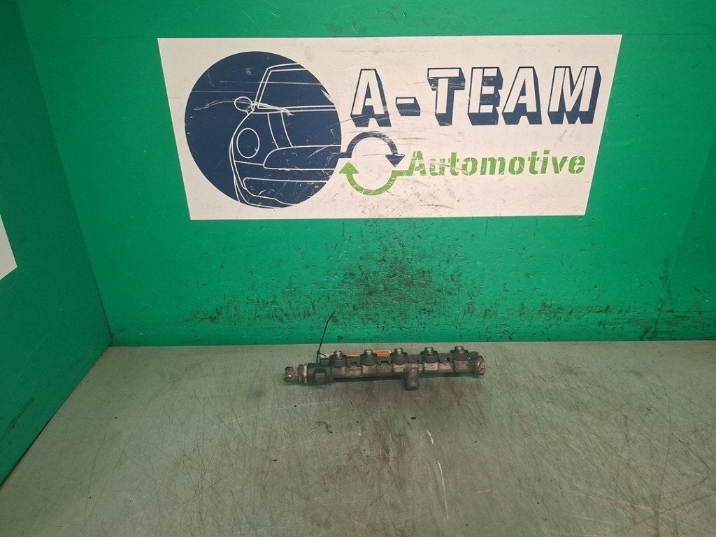 RAMPE D'INJECTION Opel Vivaro (|0445214251|), Opel, Opel Automobile GmbH, Utilisé, Kontakt-opel@opel.com
