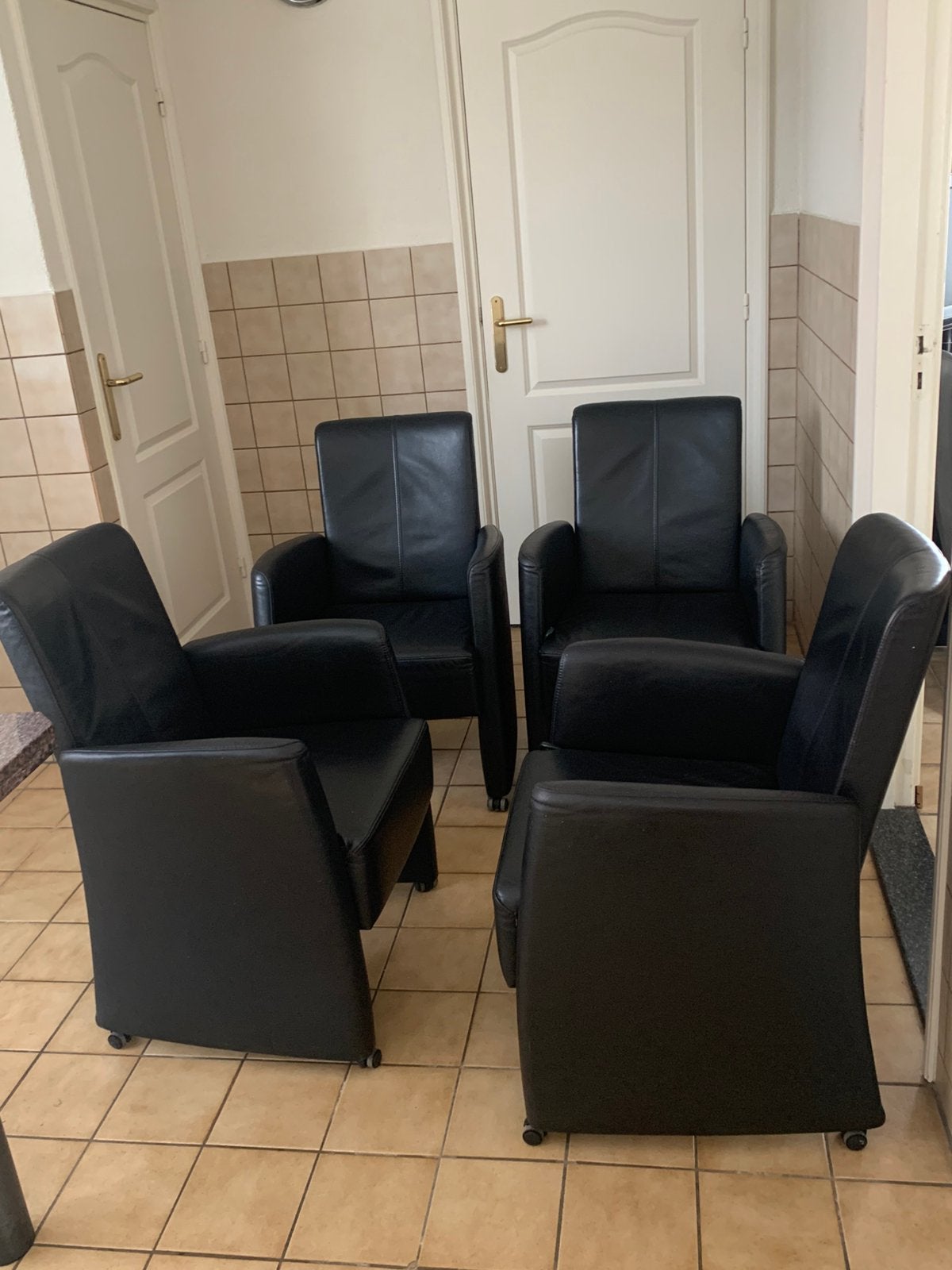 4 zwart leren fauteuils met wieltjes, Enlèvement, Utilisé