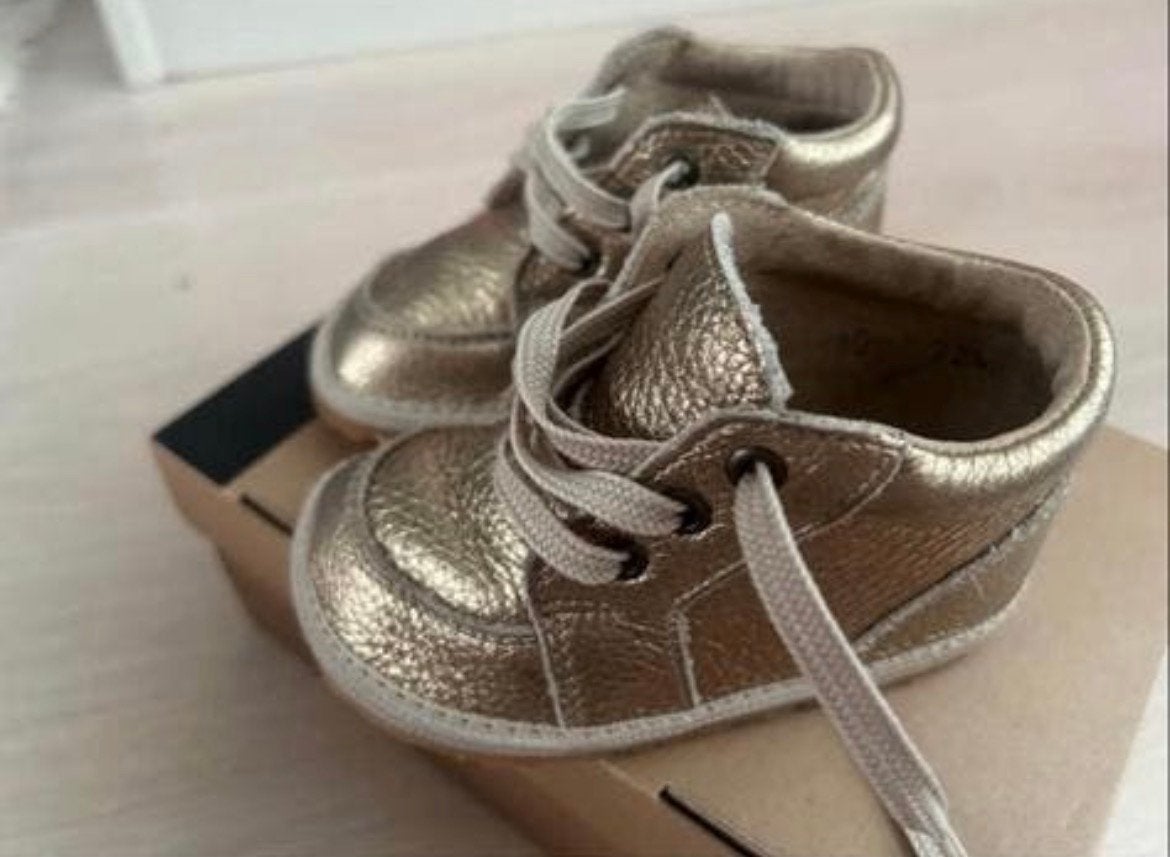 Gouden leren babyschoentjes maat 19, Schoentjes, Jongetje of Meisje, Ophalen of Verzenden, Zo goed als nieuw
