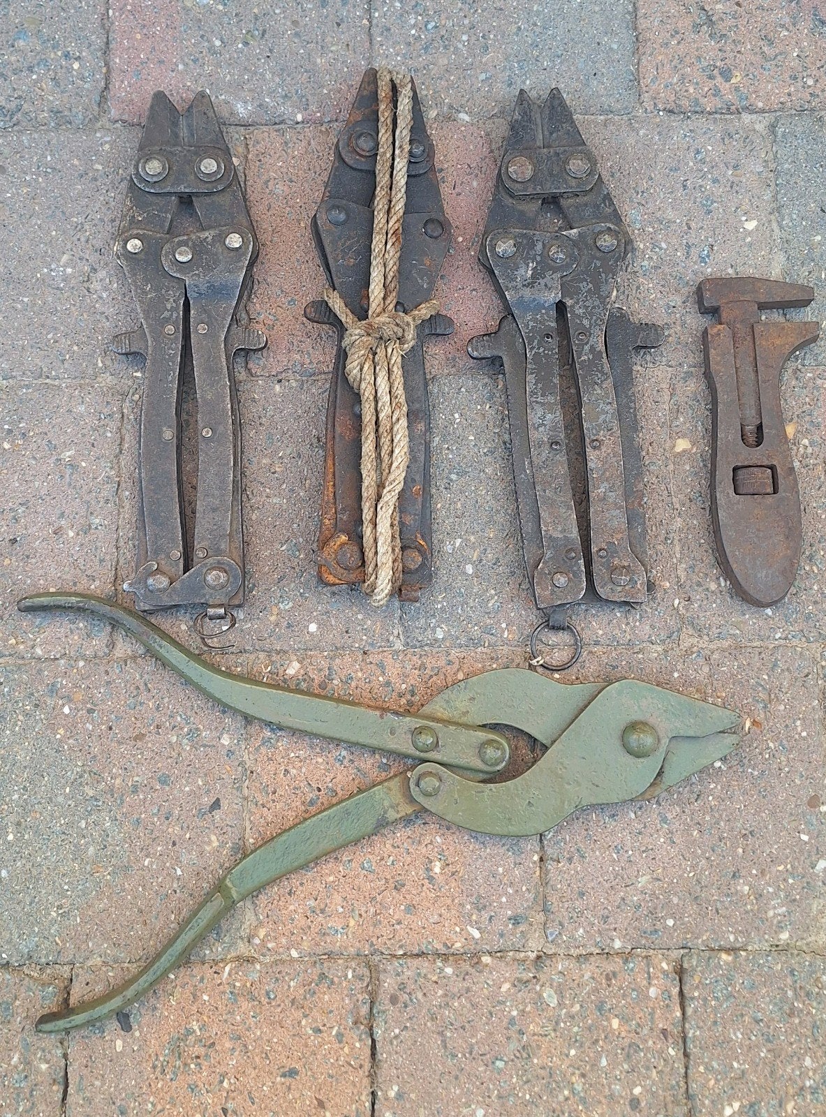 Lot outils anglais, Enlèvement