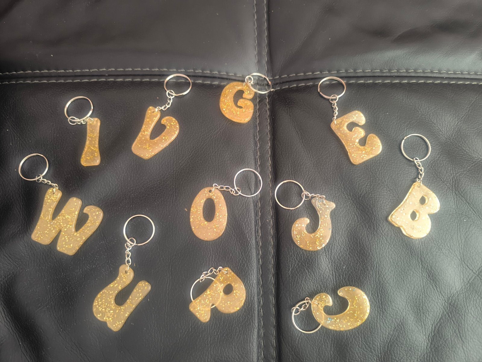 Porte-clés à paillettes dorées en forme de lettres, Collections, Enlèvement ou Envoi, Neuf