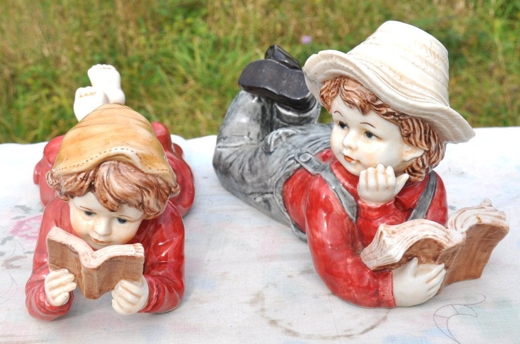 couple d'enfant a la lecture en porcelaine, Antiquités & Art, Enlèvement ou Envoi