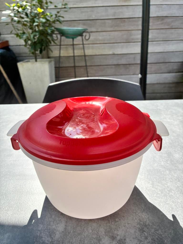 Tupperware rijstkoker rood of blauw, Huis en Inrichting, Ophalen, Zo goed als nieuw, Blauw