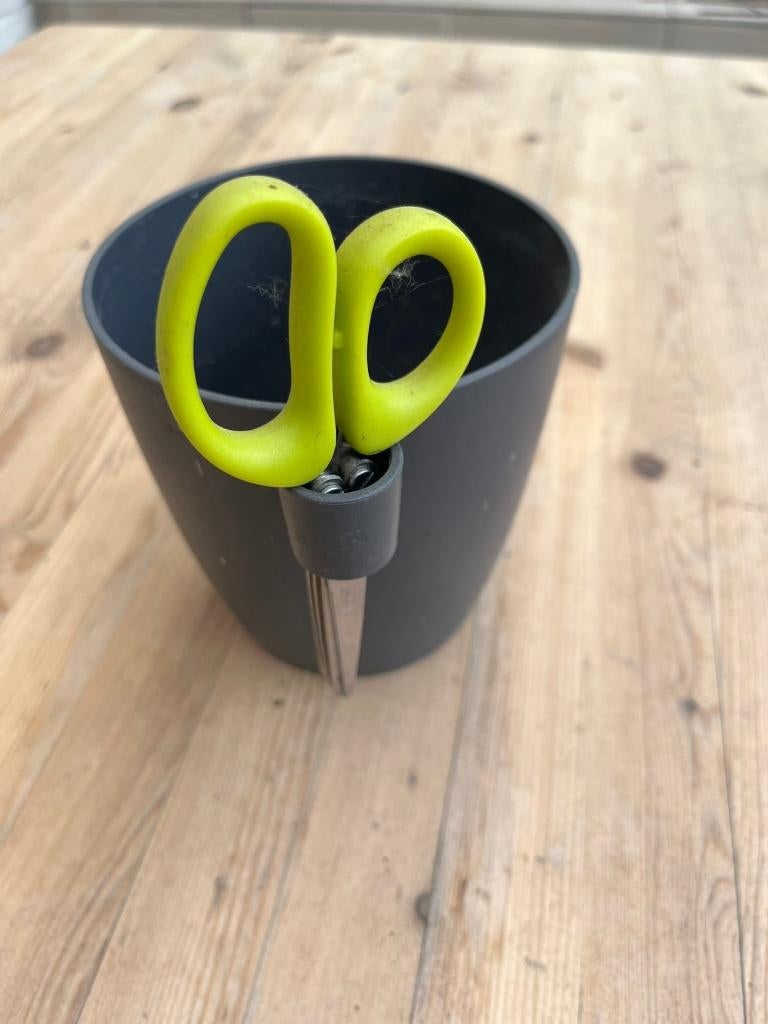 Bloempot met kruidenschaar, Tuin en Terras, Kunststof, Ophalen of Verzenden, Zo goed als nieuw, Binnen