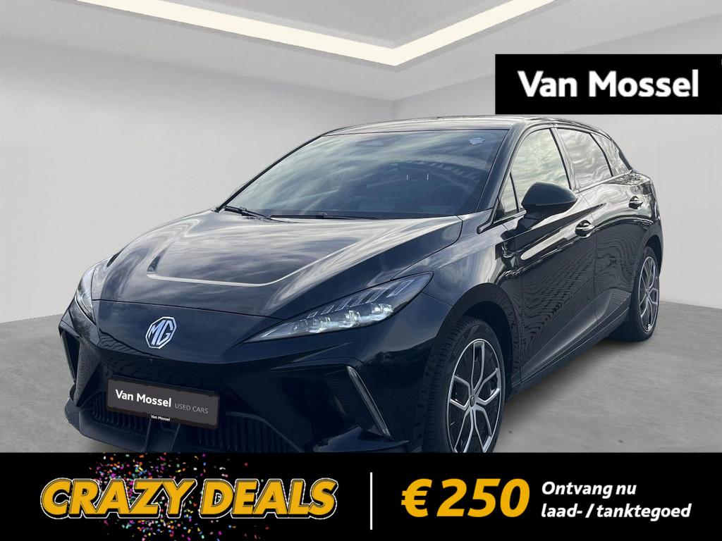 MG MG4 64 kWh Luxury, Auto's, Automaat, Gebruikt, 1675 kg, Zwart