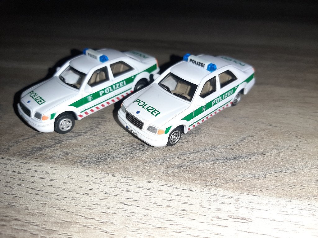 2x Hongwell 172-1/64 Mercedes C-klasse Polizei (nearly mint), Hobby & Loisirs créatifs, Voitures miniatures | Échelles Autre, Enlèvement ou Envoi