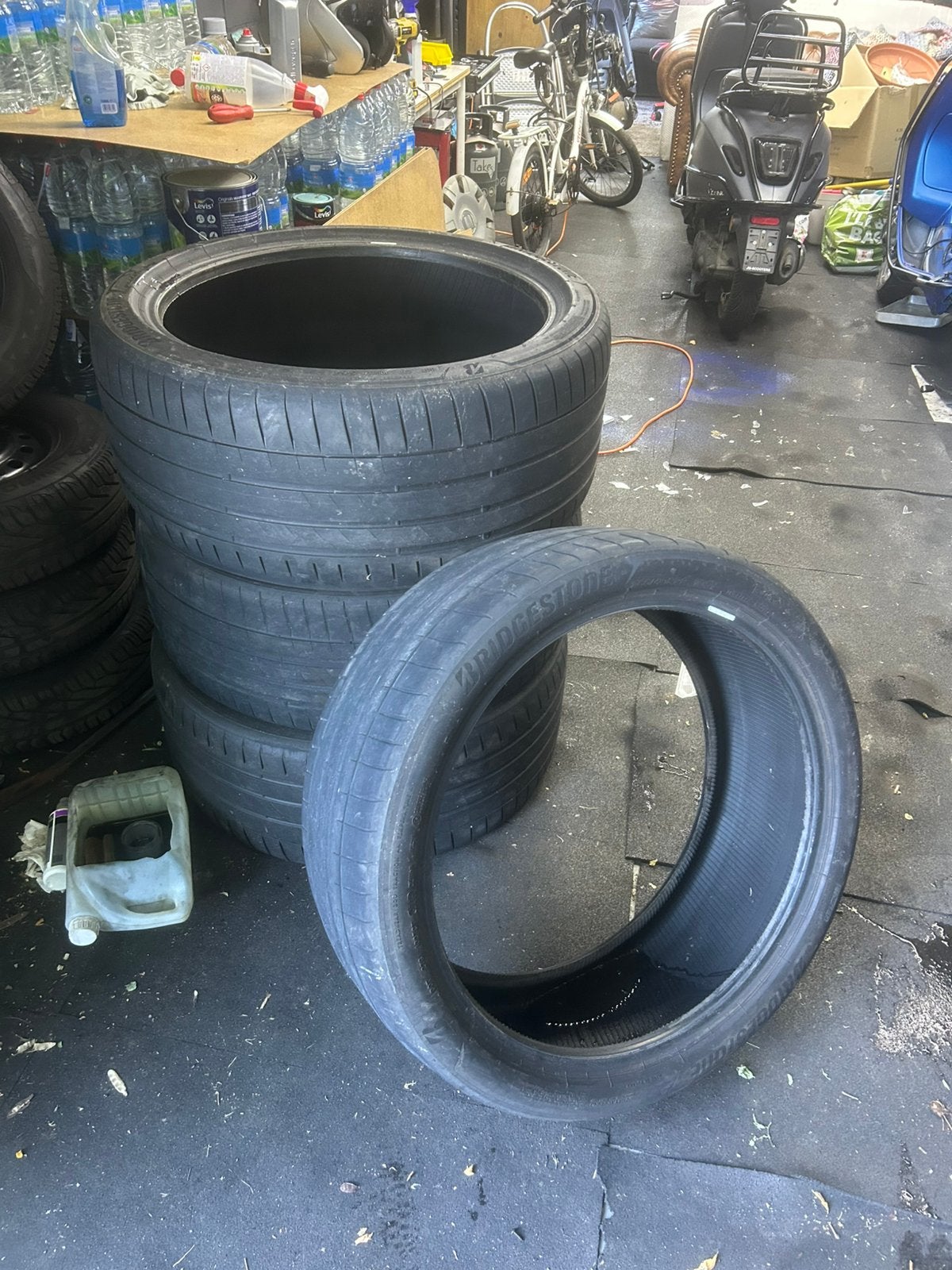 Bridgestone. 255/40R22, Ophalen, Zo goed als nieuw