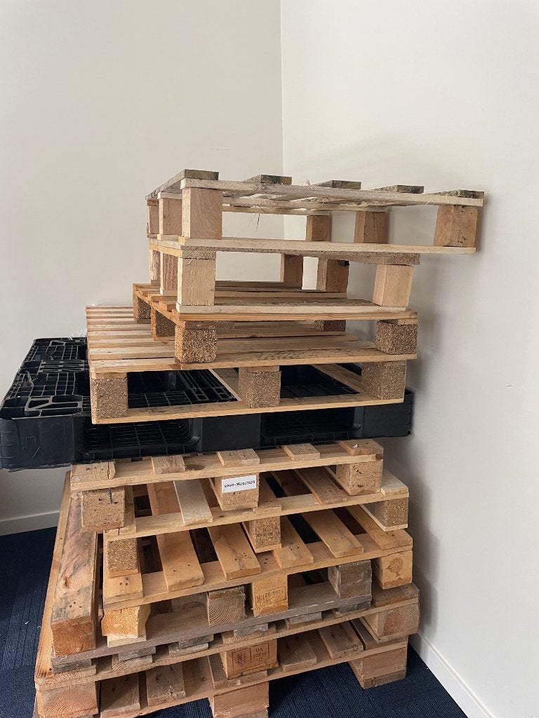 Pallets om weg te geven, Ophalen