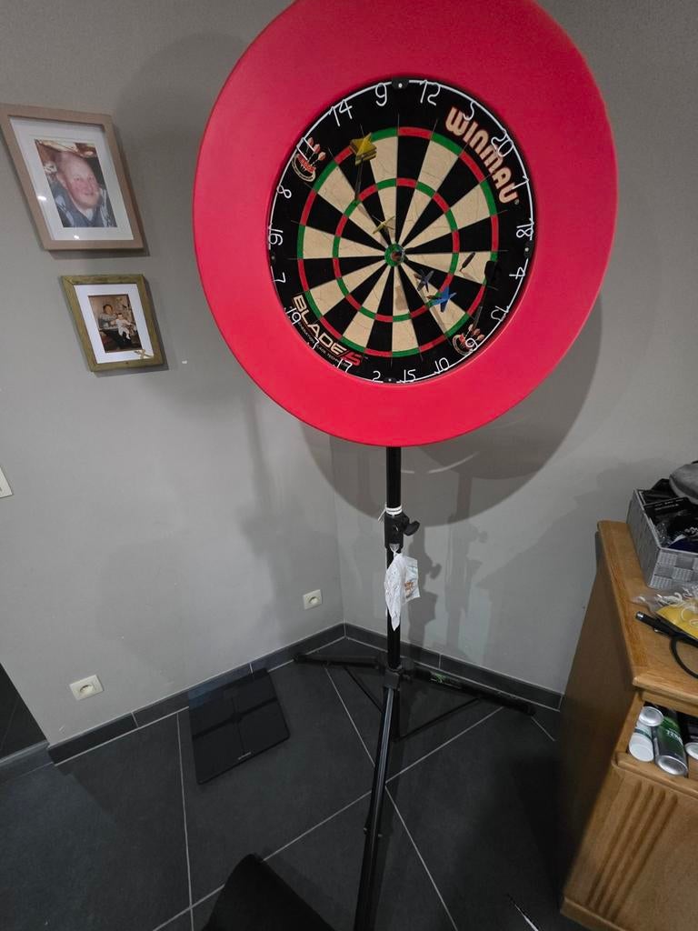 Dartbord op staander – zo goed als nieuw!, Sport en Fitness, Darts, Ophalen, Dartbord