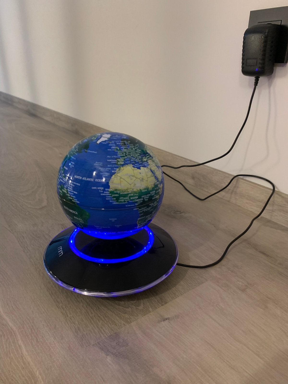 Zwevende wereldbol, Muziek en Instrumenten, Licht en Laser, Ophalen, Zo goed als nieuw