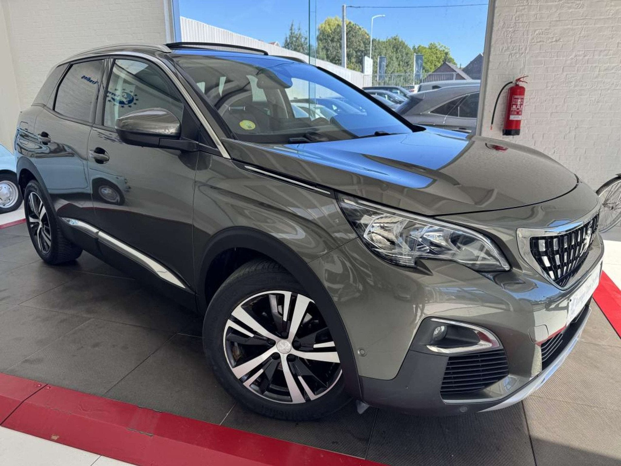Peugeot 3008 ALLURE 130CH T.O PANO CARPLAY CAMÉRA GAR 12M, Auto's, Gebruikt, 131 pk, SUV of Terreinwagen, Zilver of Grijs