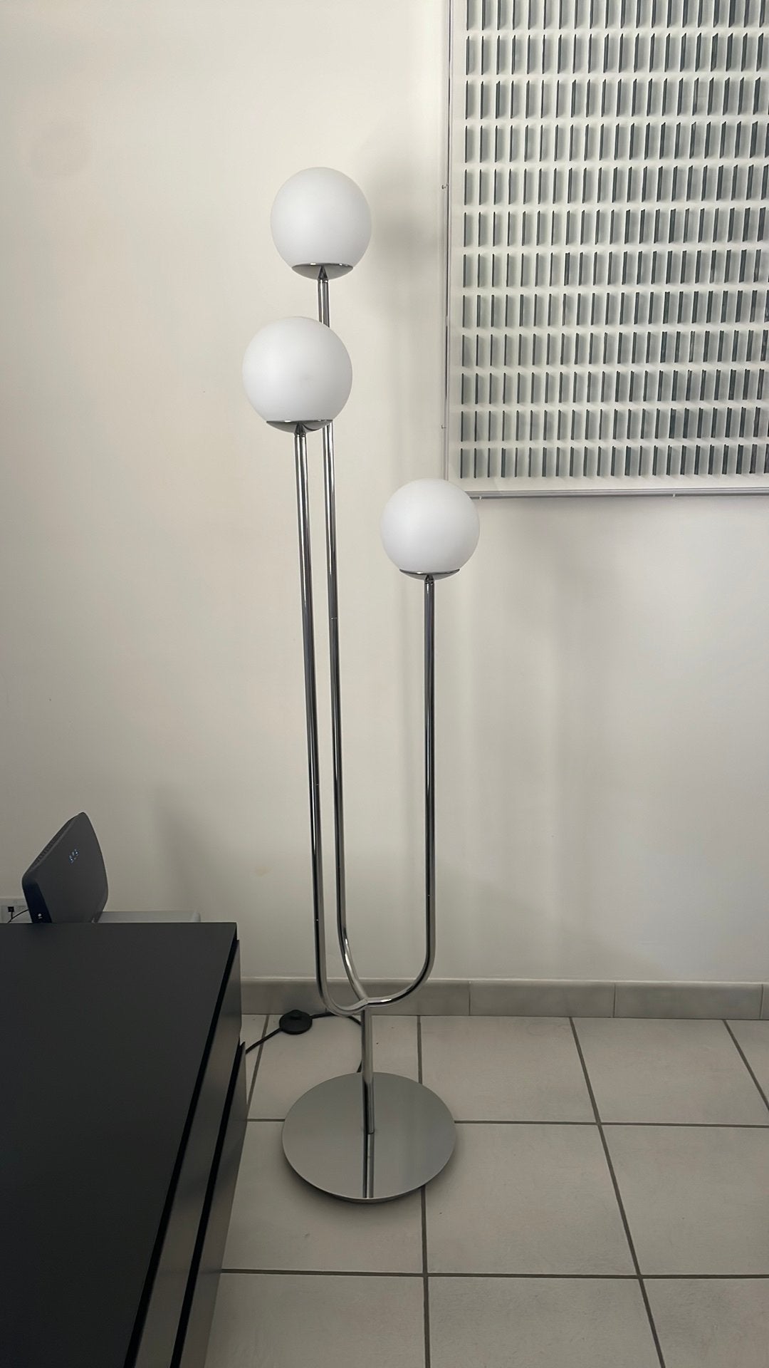 Lampadaire design 3 globes en verre opalin, Maison & Meubles, Lampes | Lampadaires, Comme neuf, Verre, Enlèvement ou Envoi